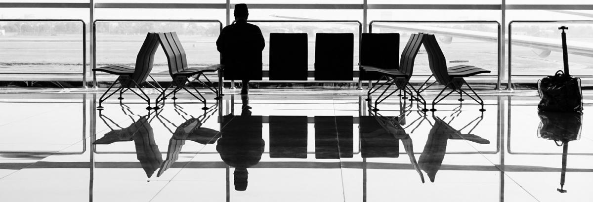 Sala de embarque de un aeropuerto son un solo pasajero