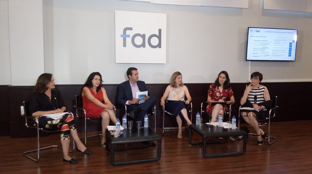 De izda. a dcha.: Beatriz Martín Padura (FAD), Patricia Nieto (UC3M), Marcos González (Corresponsables), Blanca Jiménez Anabitarte (KPMG), Cristina López Navas (CRS-Adolescencia y Juventud) e Inmaculada Cebrián (UAH). 