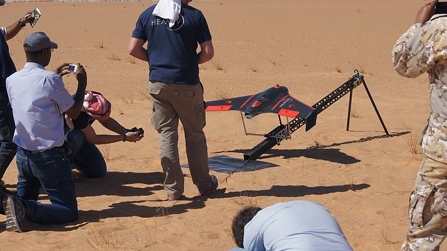 La Fundación Hemav desarrolla drones para el control de las plagas de langosta en desiertos de África.