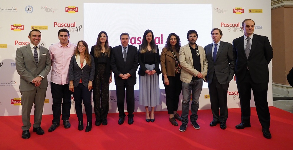 Luis Planas, ministro de Agricultura; Tomás Pascual y José Luis Saiz, presidente y CEO de Calidad Pascual, respectivamente, y Álvaro Bernad, director de Innovación Disruptiva de la firma, posan con los premiados.  