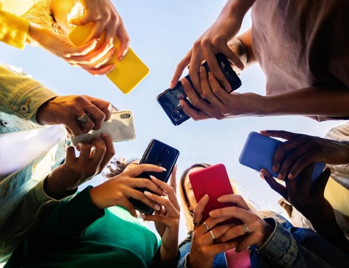 Casi ocho de cada 10 adolescentes está enganchado al móvil.