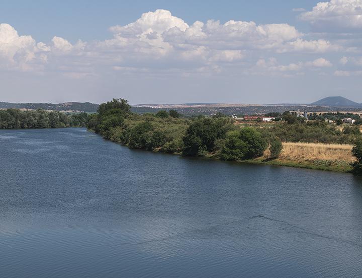 El río Tajo a su paso por El Puente del Arzobispo, en Toledo.