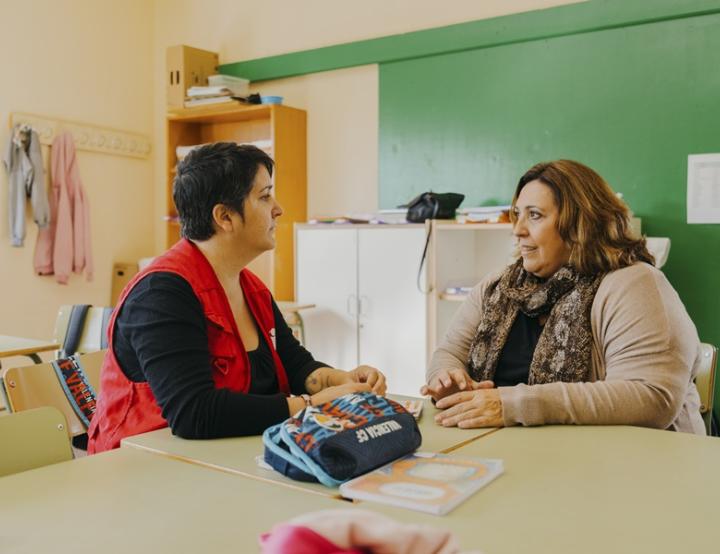 Inma, madre usuario de CaixaProinfancia y Mónica San Julián, trabajadora social de Save The Children, conversando.