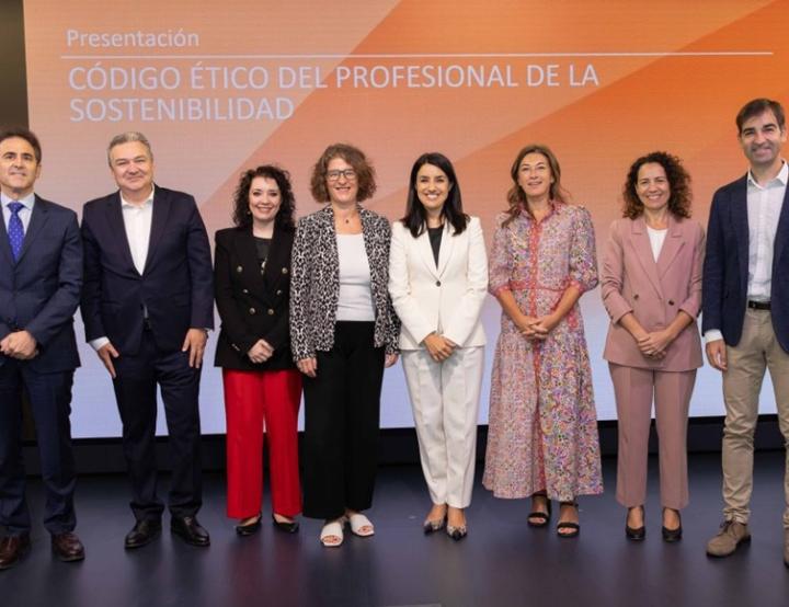 Foto de los participantes en la presentación del Código Ético.
