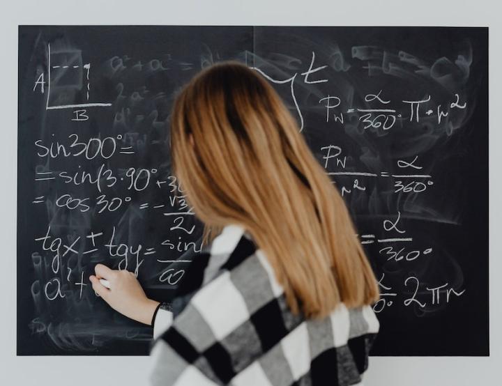 El 13% de los alumnos matriculados en carreras STEM en España son mujeres.