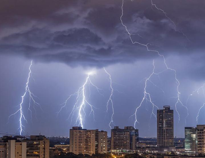 Las tormentas fueron a menudo severas y las inundaciones generalizadas, cobrándose al menos 335 vidas y afectando a unas 413.000 personas. 