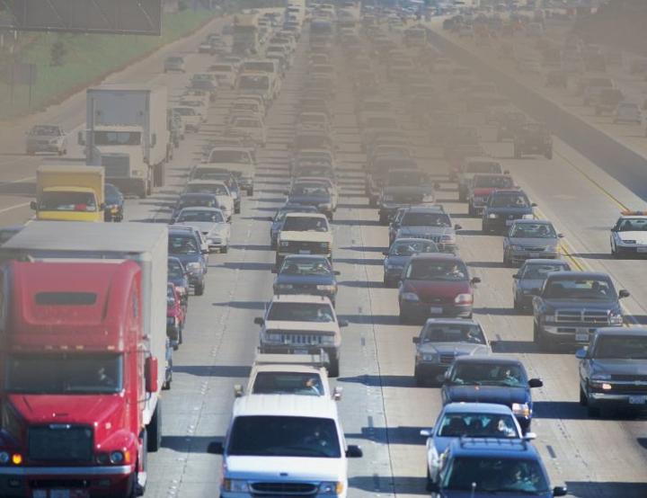 Los atascos en las ciudades no solo generan frustración y pérdida de tiempo, también tienen un impacto directo y grave sobre la calidad del aire y la salud pública.