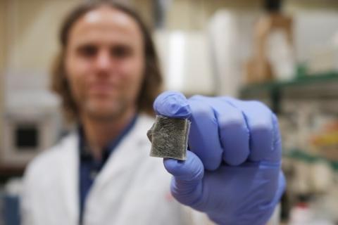 Este material no solo reduce el consumo energético para el acondicionamiento de los edificios, sino también puede contribuir a reducir el consumo eléctrico ya que pueden generar ellos electricidad.