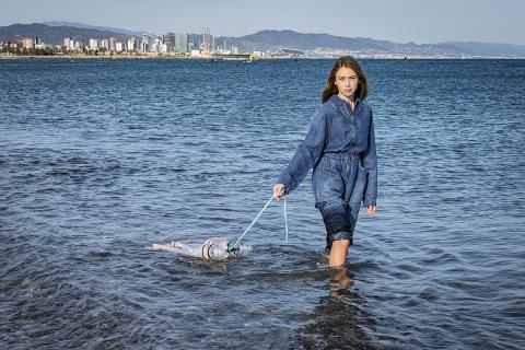 Olivia Mandle con la Jelly Cleaner agarrada a su muñeca, un utensilio para recoger microplásticos de la superficie.