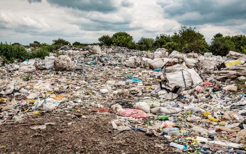 Al menos 195 vertederos ilegales aún no han sido cerrados, sellados ni restaurados desde 2008.
