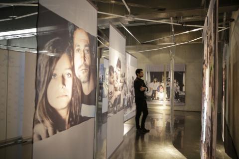 Un visitante en la exposición. © ACNUR/UNHCR/Olmo Calvo