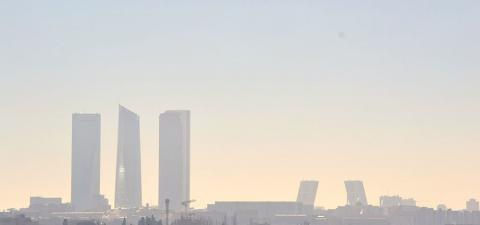 La acumulación de ozono depende de las emisiones de sus precursores, básicamente óxidos de nitrógeno e hidrocarburos volátiles.