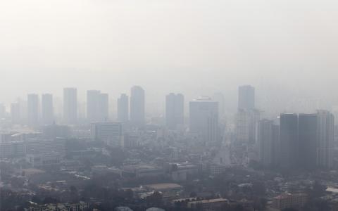 La contaminación atmosférica puede afectar gravemente la salud de los niños y sus oportunidades de recibir educación.