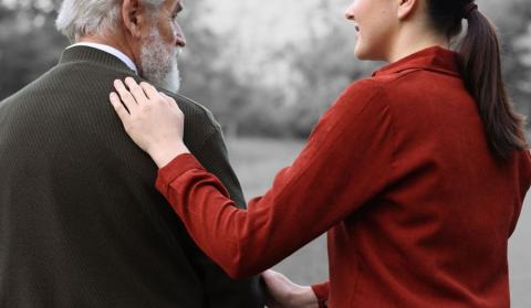 Una cuidadora acompaña a una persona mayor en su rutina diaria, reflejando el valor del apoyo humano.