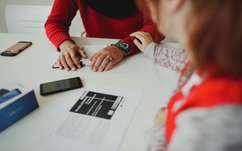 El 42,6% de los hombres adultos considera que las desigualdades de género en España son grandes o muy grandes.