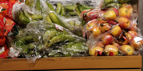 Fruta sobreenvasada en el lineal de un supermercado.