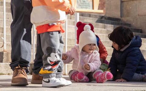 En el transcurso de este homenaje, cuatro niños leerán los derechos fundamentales del niño.