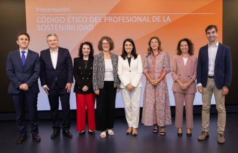 Foto de los participantes en la presentación del Código Ético.