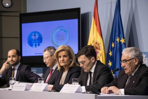 La ministra Báñez junto los responsables de Cruz Roja Española, Fundación ONCE, Fundación Secretariado Gitano y Cáritas.