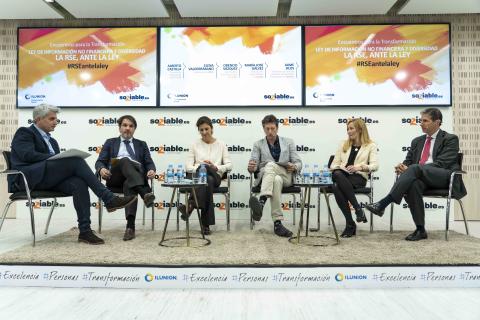 De izquierda a derecha, Chema Doménech (moderador), Alberto Castilla (EY), Elena Valderrábano (DIRSE), Orencio Vázquez (Observatorio RSC), Mª José Gálvez (Bankia) y Jaime Silos (Forética / Spainsif).