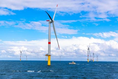 El parque eólico marino ya suministra energía limpia a 30.000 hogares y empresas de la región.