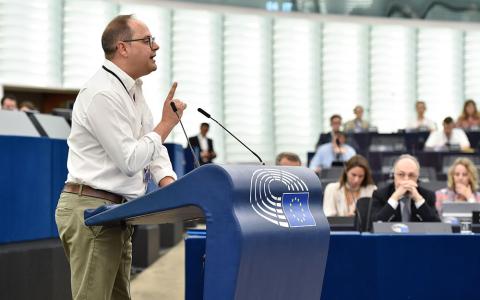 El eurodiputado César Luena (S&amp;D, España), durante su ponencia en la sesión plenaria.
