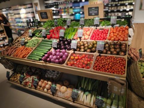 Puesto de productos ecológicos en el interior de un establecimiento de Carrefour Market en Barcelona.