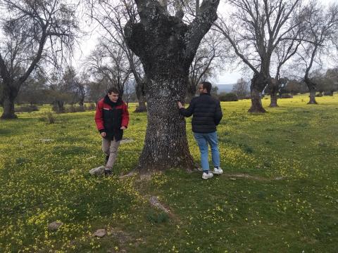 Santiago, con autismo, a la izquierda, junto a su hermano Pablo, ahora aislado por coronavirus.