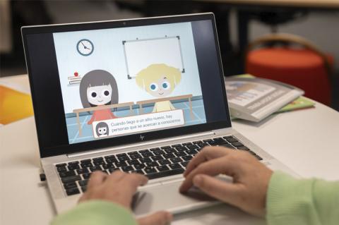 La aplicación permite utilizar personajes, fondos, objetos, texto y sonidos que luego pueden animarse.