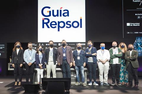 La Directora General de Cliente y Generación Baja en Carbono de Repsol, María Victoria Zingoni, la Directora de Guía Repsol, María Ritter, el director de Marketing Estratégico y de Producto de AENOR, Javier Mejía, y alguno de los cocineros que han recibido esta certificación.