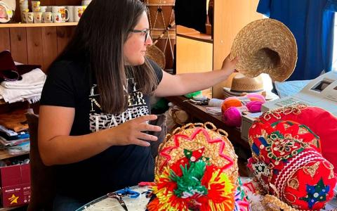 Las gorras montehermoseñas, elaboradas por María José González, llegaron a la portada de Vogue.