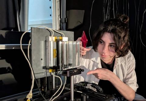 Almudena García durante la caracterización de las lentes fabricadas.