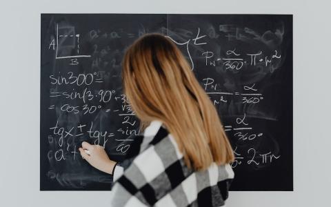 El 13% de los alumnos matriculados en carreras STEM en España son mujeres.