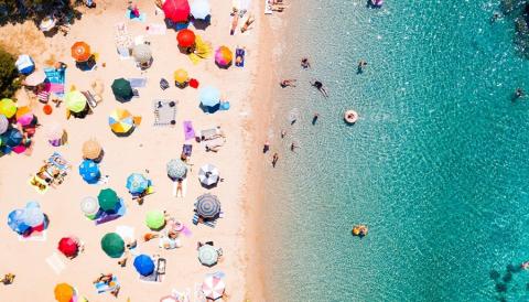 En España, se evaluaron 1.973 zonas de baño durante la temporada de 2025, de las cuales 1.752 fueron calificadas como de calidad “excelente”.