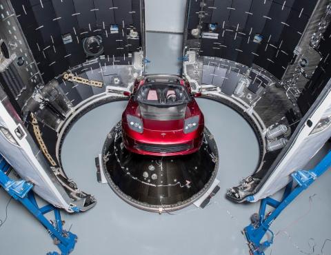 El coche Tesla que el magnate Elon Musk ha puesto a bordo del Falcon Heavy.