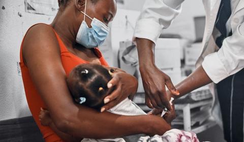 Una niña recibe una vacuna gracias a la Alianza para la Vacunación Infantil. © Fundación &quot;la Caixa&quot;.