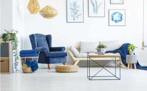 Decorar la casa con tonos azules y blancos te transportará un poco más cerca del mar