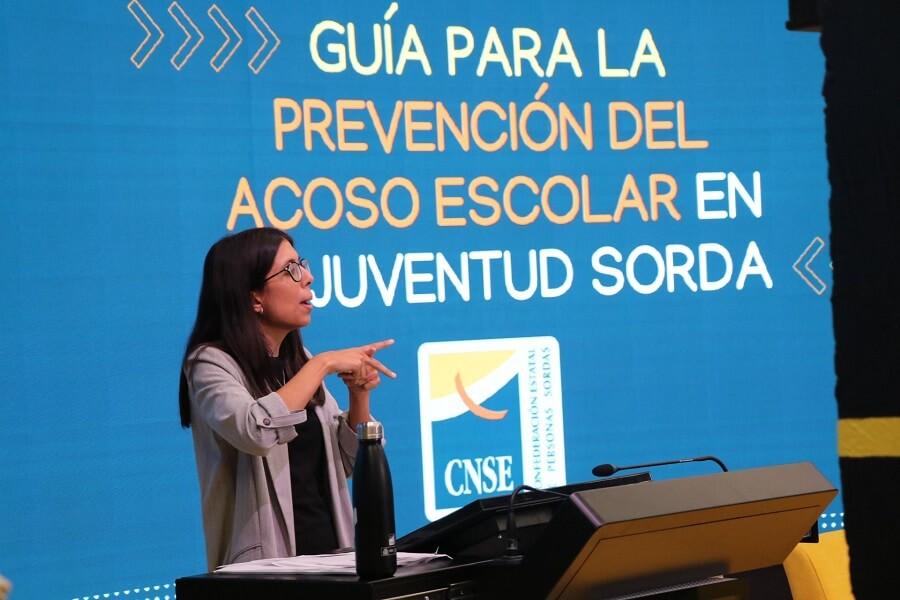 Lucía Espejo, experta en acoso escolar de la CNSE, durante la presentación de la Guía de prevención del acoso escolar en la juventud sorda. Lucía Espejo, experta en acoso escolar de la CNSE, durante la presentación de la Guía de prevención del acoso escolar en la juventud sorda.
