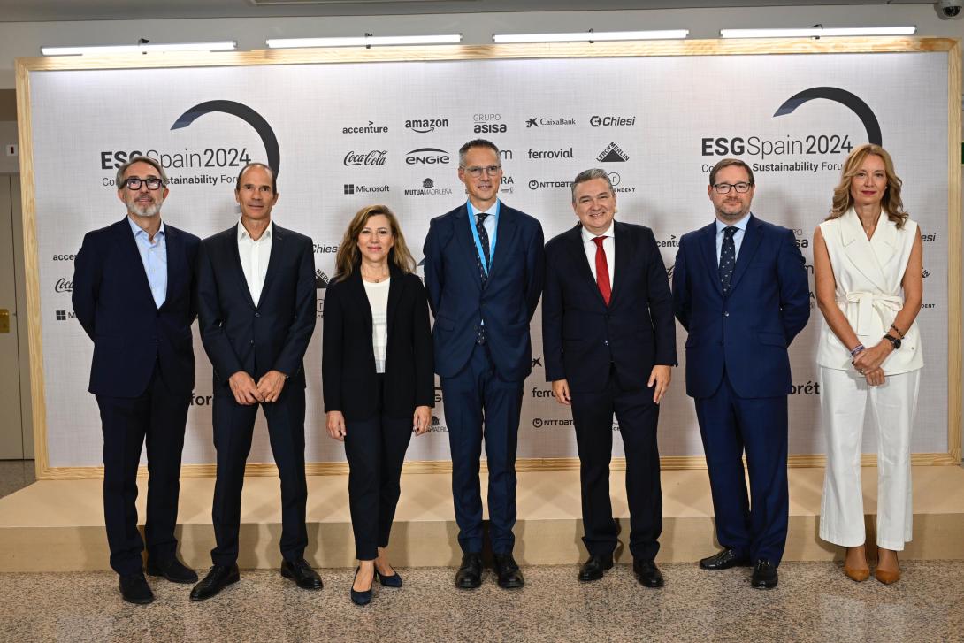 En este foro, los más de 20 ponentes líderes de opinión, tanto nacionales como internacionales, han abordado las principales tendencias en el ámbito social, ambiental y de buen gobierno. En este foro, los más de 20 ponentes líderes de opinión, tanto nacionales como internacionales, han abordado las principales tendencias en el ámbito social, ambiental y de buen gobierno.