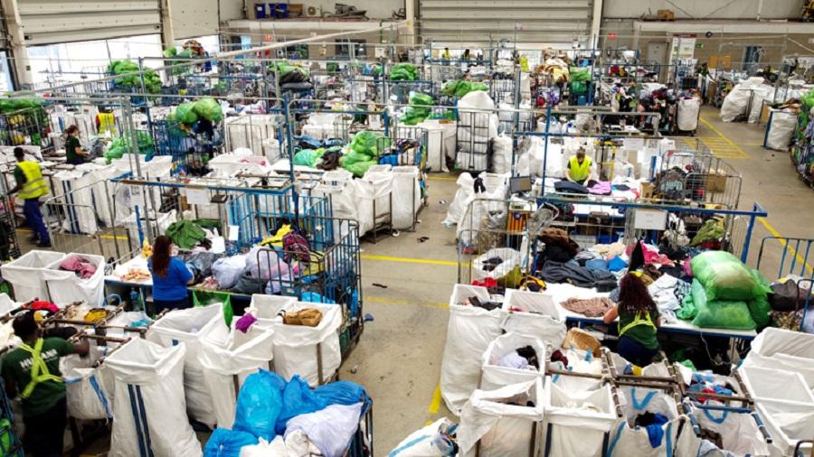 En España, Humana recogió en 2023 un total de 17.946 toneladas de textil usado, que equivalen a 72,7 millones de prendas. En España, Humana recogió en 2023 un total de 17.946 toneladas de textil usado, que equivalen a 72,7 millones de prendas.