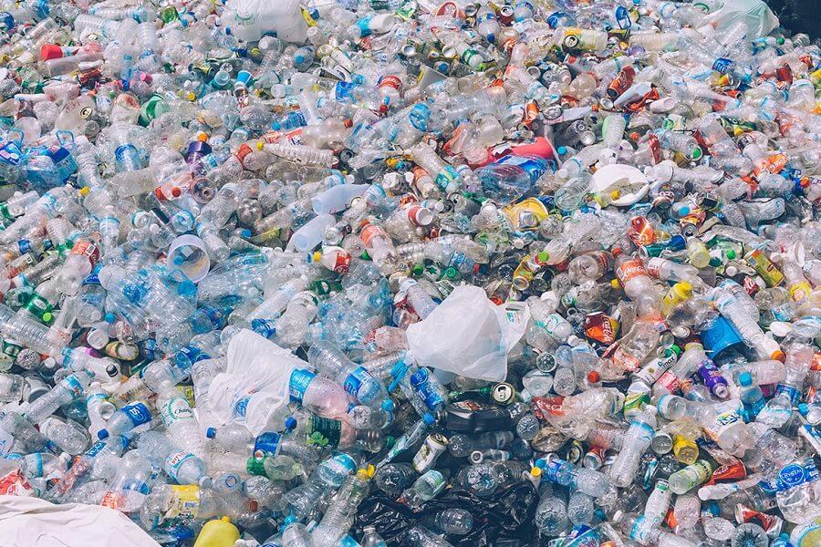 Más de dos tercios de la contaminación plástica del planeta proviene de basura no recogida y que casi 1.200 millones de personas viven sin acceso a servicios de recolección de residuos. Más de dos tercios de la contaminación plástica del planeta proviene de basura no recogida y que casi 1.200 millones de personas viven sin acceso a servicios de recolección de residuos.