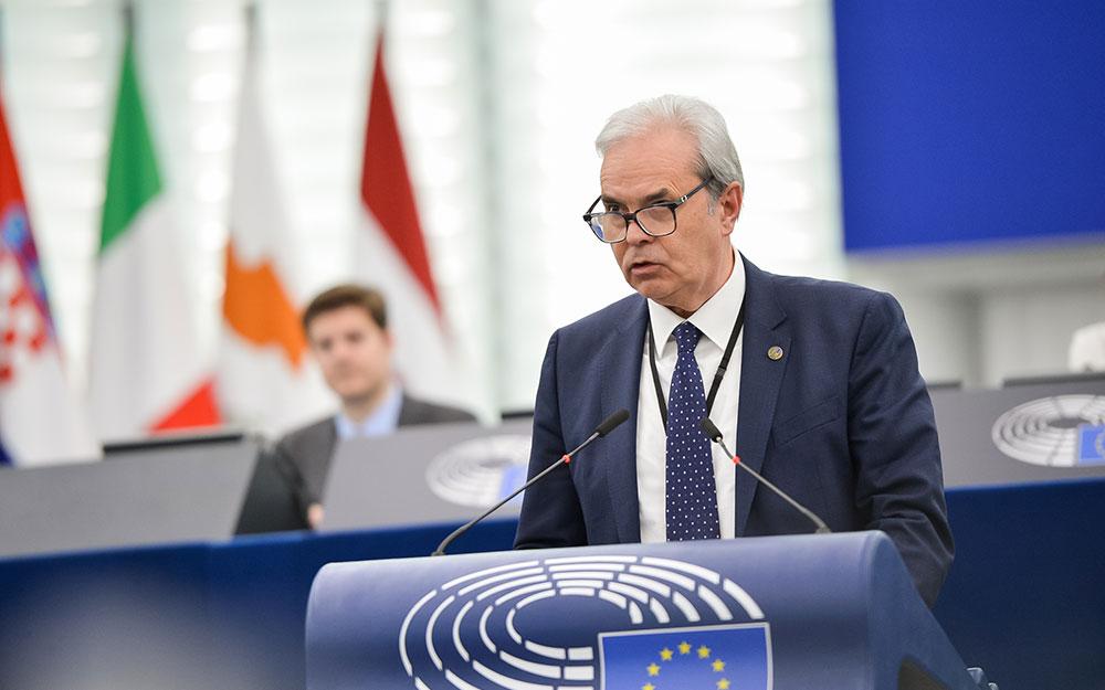 Achille Variati, eurodiputado ponente de las nuevas normas, durante la sesión plenaria en la Eurocámara.