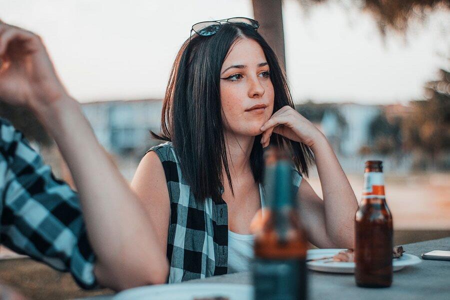 Según el informe, el 57% de los jóvenes de 15 años afirma haber probado el alcohol y el 37% lo ha consumido en el último mes. Según el informe, el 57% de los jóvenes de 15 años afirma haber probado el alcohol y el 37% lo ha consumido en el último mes.