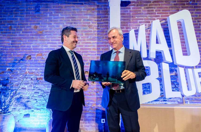 Carlos Sainz recogió su galardón durante la ceremonia de entrega de los IV Premios Madblue Cinco Océanos. Carlos Sainz recogió su galardón durante la ceremonia de entrega de los IV Premios Madblue Cinco Océanos.