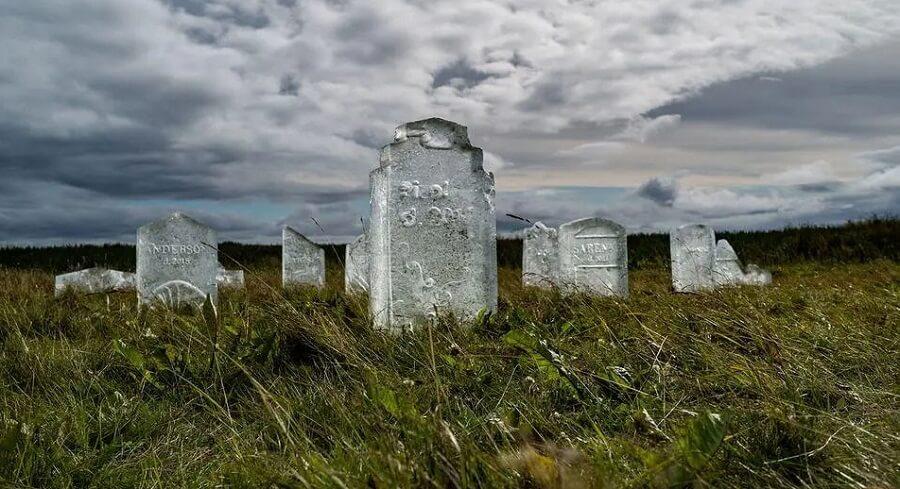 Bloques de hielo que semejan lápidas en el cementerio de glaciares en Islandia. ©Josh Okun / ONU. Bloques de hielo que semejan lápidas en el cementerio de glaciares en Islandia. ©Josh Okun / ONU.
