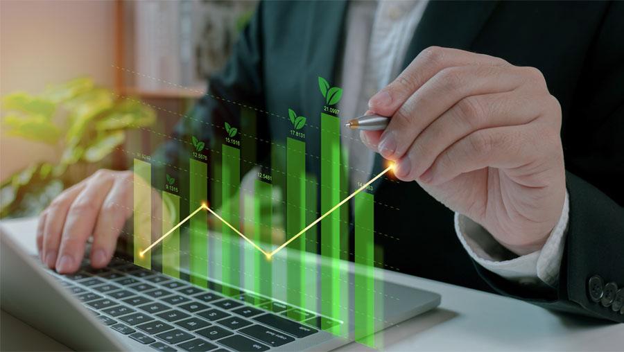 Sólo el 27% de los profesionales de compras desea que su empresa impulse el cumplimiento de los ODS. Un profesional realiza una revisión de determinados datos relacionados con la sostenibilidad.