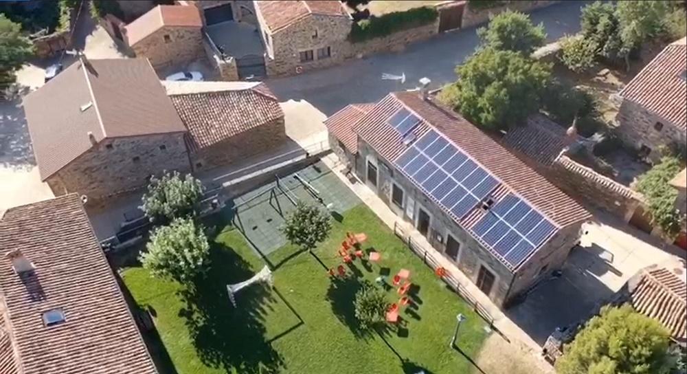 Uno de los edificios municipales de Castilfrío de la Sierra que forman parte de la comunidad energética.