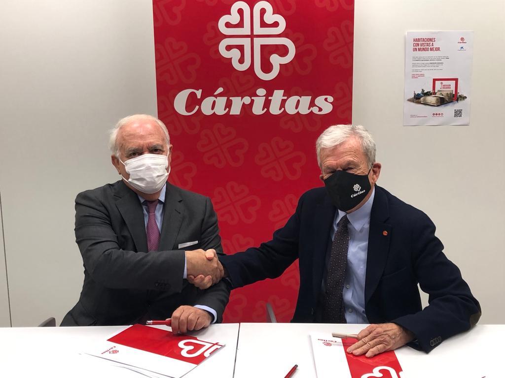 El presidente de AEHM, Gabriel García Alonso, suscribe el acuerdo con el presidente de Cáritas Española, Manuel Bretón Romero.