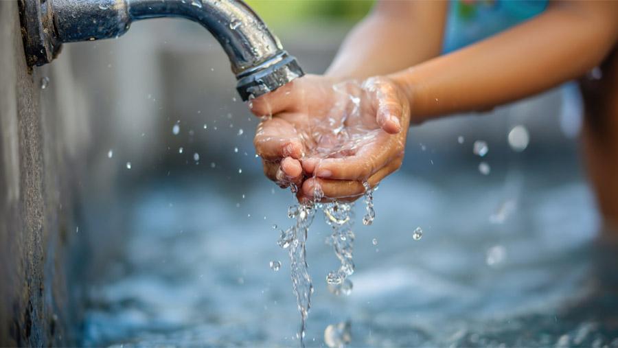 El 45% de la población mundial carece de acceso al agua y saneamiento.