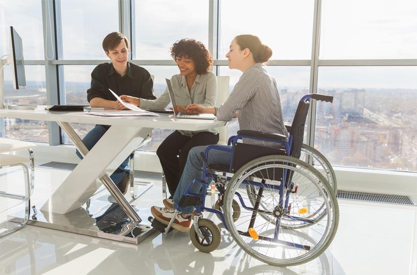 Las mujeres con discapacidad mayores de 45 años afrontan aún más obstáculos en el acceso al empleo. Las mujeres con discapacidad mayores de 45 años afrontan aún más obstáculos en el acceso al empleo.